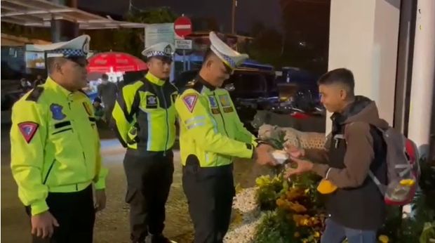 Polisi bagi-bagi sahur di Kota Bogor