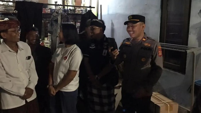 Polisi bersama tim Sipandu Beradat melakukan pengecekan rumah kosong dan mengabarkan situasi terkini lewat video call kepada pemudik. (Dok. Polresta Denpasar)