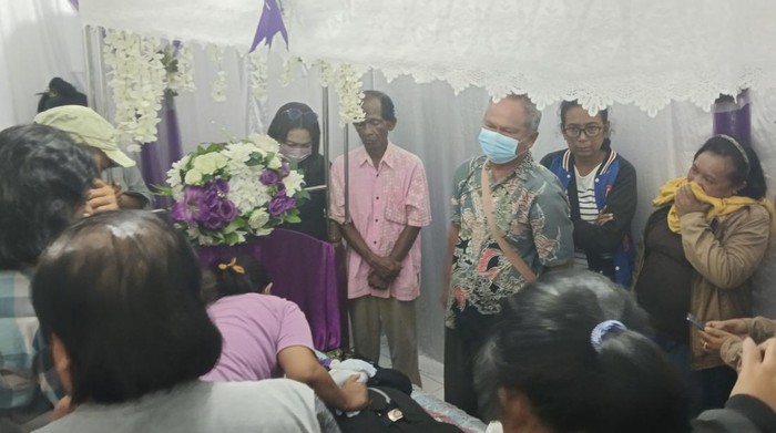 Polisi yang tewas terlindas mobil di Kupang, NTT, dikenal tetangga sebagai orang yang baik hati, ramah, dan dekat dengan orang kecil.