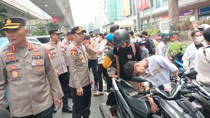 Polsek Setiabudi membubarkan konvoi motor puluhan remaja di Jalan Prof Dr Satrio, Kuningan, Jaksel.