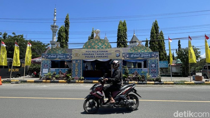 Posko pelayanan lebaran 2023 di depan Masjid Al Munawir, Pinrang, Sulawesi Selatan.