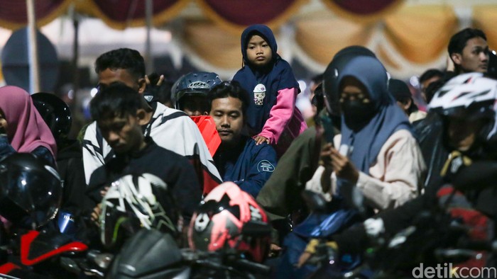 Sejumlah anak tampak ikut mudik bersama orang tua dengan menggunakan sepeda motor di Pelabuhan Ciwandan, Banten, Kamis (20/4/2023). Meski cukup beresiko, para orang tua tetap membawa anak mereka mudik dengan menggunakan motor.