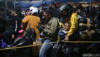 Potret Lelah Anak-anak Saat Ikut Mudik Dengan Motor