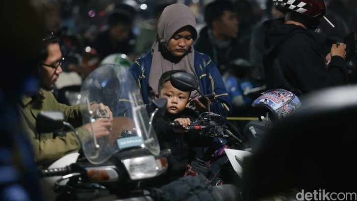 Sejumlah anak tampak ikut mudik bersama orang tua dengan menggunakan sepeda motor di Pelabuhan Ciwandan, Banten, Kamis (20/4/2023). Meski cukup beresiko, para orang tua tetap membawa anak mereka mudik dengan menggunakan motor.