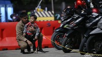 Namun kondisi di lapangan berkata lain. Masih banyak pemudik bersepeda motor yang membawa anak-anaknya.