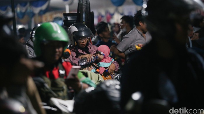 Sejumlah anak tampak ikut mudik bersama orang tua dengan menggunakan sepeda motor di Pelabuhan Ciwandan, Banten, Kamis (20/4/2023). Meski cukup beresiko, para orang tua tetap membawa anak mereka mudik dengan menggunakan motor.