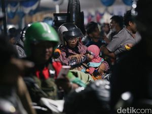 Potret Lelah Anak-anak Saat Ikut Mudik dengan Motor
