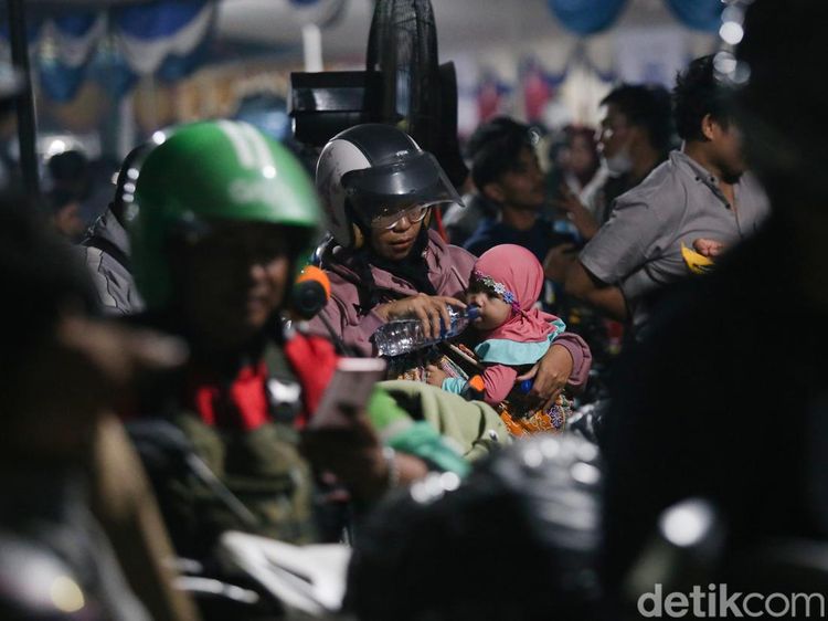 Momen Anak-anak Ikut Mudik Naik Motor, Berdesakan dengan Tumpukan Barang
