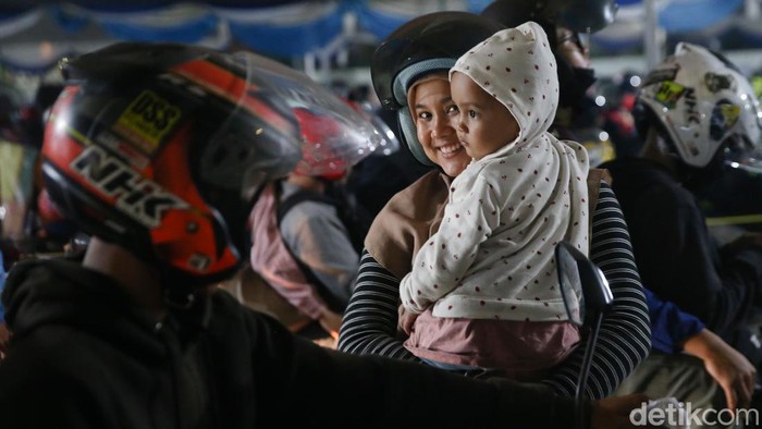 Sejumlah anak tampak ikut mudik bersama orang tua dengan menggunakan sepeda motor di Pelabuhan Ciwandan, Banten, Kamis (20/4/2023). Meski cukup beresiko, para orang tua tetap membawa anak mereka mudik dengan menggunakan motor.