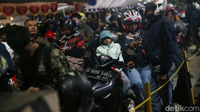 Sejumlah anak tampak ikut mudik bersama orang tua dengan menggunakan sepeda motor di Pelabuhan Ciwandan, Banten, Kamis (20/4/2023). Meski cukup beresiko, para orang tua tetap membawa anak mereka mudik dengan menggunakan motor.