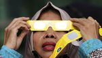 Potret Antusias Warga Nobar Gerhana Matahari Hibrida di Jakarta