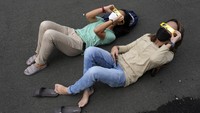 Beberapa warga melihat gerhana sambil tiduran.