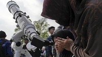 Anak-anak juga antusias melihat fenomena alam tersebut.