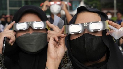 Potret Antusias Warga Nobar Gerhana Matahari Hibrida di Jakarta