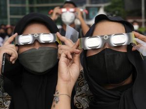 Ramai Netizen Potret Gerhana Matahari Hibrida Pakai Kamera HP