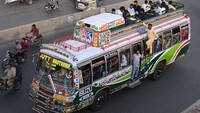 Unik namun tidak untuk ditiru, warga rela sampai duduk di atap bus demi bisa pulang kampung.