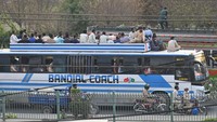 Meski terbilang berbahaya, warga nampak menikmati perjalannya ke kampung halaman dengan duduk di atap bus. 