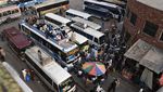 Potret Mudiknya Warga Pakistan, Sampai Naik ke Atap Bus