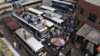 Warga yang memadati terminal hendak menuju kampung halaman untuk merayakan Idul Fitri atau Lebaran. 
