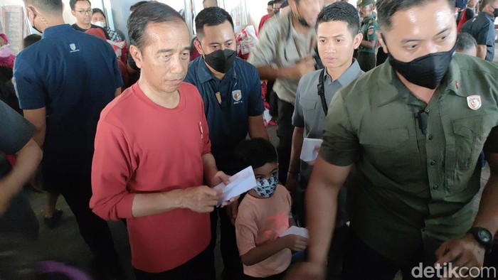Presiden Jokowi membagikan amplop di Pasar Legi, Solo, Kamis (20/4/2023).