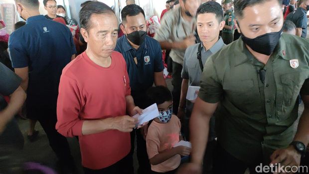 Presiden Jokowi membagikan amplop di Pasar Legi, Solo, Kamis (20/4/2023).