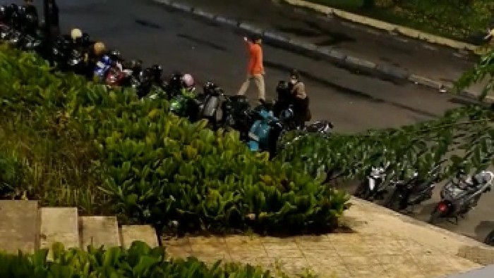 Pria baju oranye lempar petasan ke jalanan di Jaksel