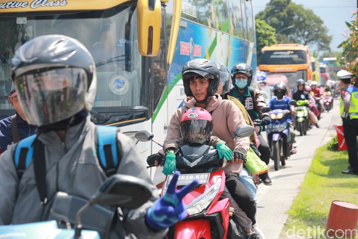 Pemudik motor melintasi depan Pospam Ajibarang, Kabupaten Banyumas, Kamis (20/4/2023).