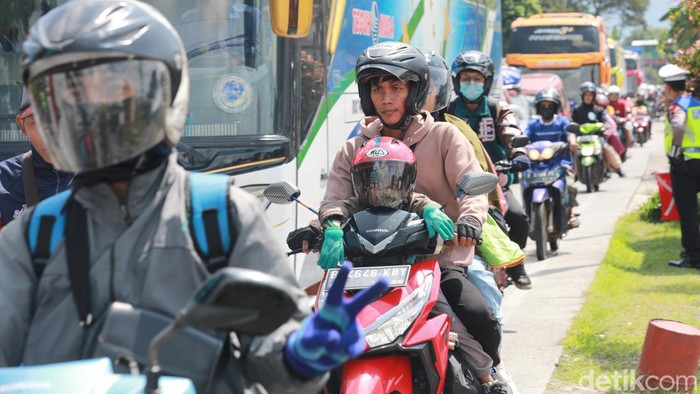 Pemudik motor melintasi depan Pospam Ajibarang, Kabupaten Banyumas, Kamis (20/4/2023).