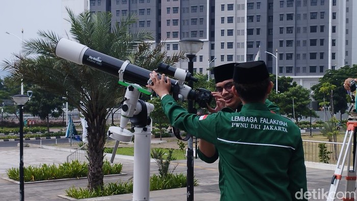 PWNU DKI memantau gerhana matahari hibrida (Brigitta Belia/detikcom)