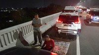Pemudik melaksanakan salat Subuh di bahu Jalan Tol Layang MBZ, Jawa Barat, Kamis (20/4/2023). Antara Foto/Fakhri Hermansyah.