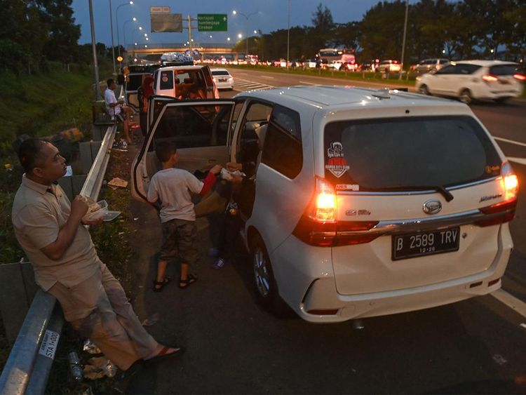 Ragam Potret Pemudik Sahur hingga Buka Puasa di Bahu Tol