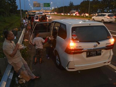 Ragam Potret Pemudik Sahur hingga Buka Puasa di Bahu Tol