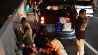 Sejumlah pemudik melaksanakan sahur di bahu Jalan Tol Layang MBZ di Tambun, Kabupaten Bekasi, Jawa Barat, Kamis (20/4/2023). Antara Foto/Fakhri Hermansyah.