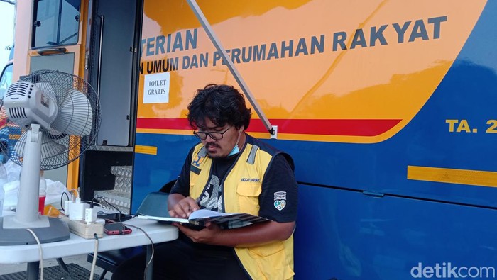 Rizky Darmawan bertugas menjaga pelayanan toilet gratis di Indramayu