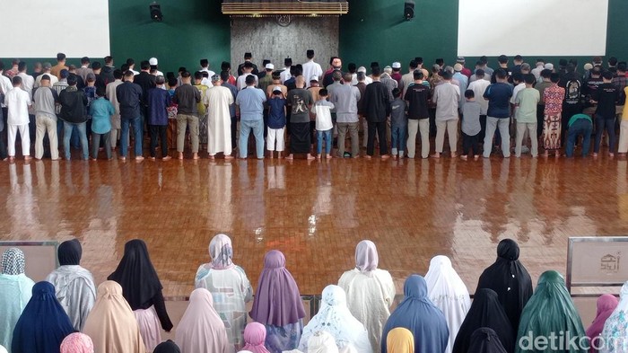 Sholat gerhana berjemaah di Bandung.