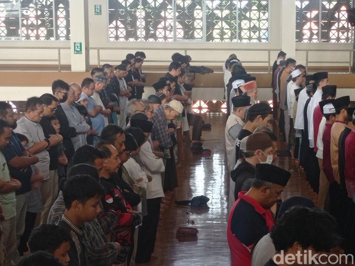 Sholat gerhana berjemaah di Bandung.