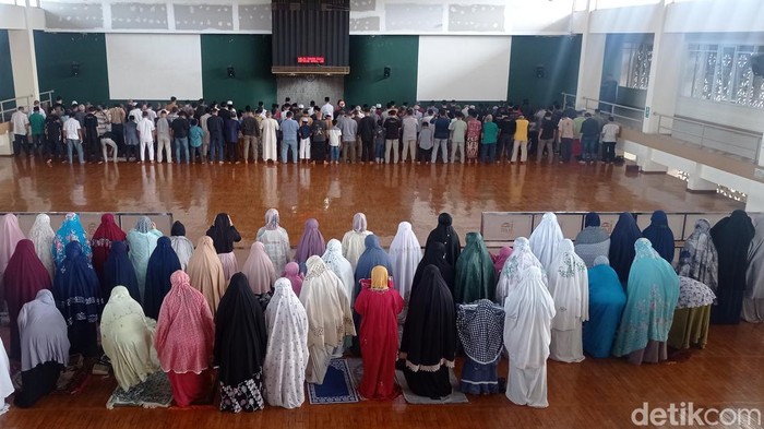 Sholat gerhana berjemaah di Bandung.