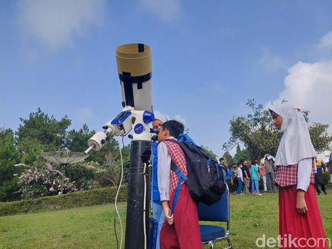 Siswa SD mengamati Gerhana Matahari Hibrida di Observatorium Bosscha