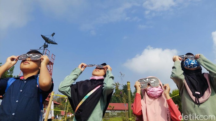 Siswa SD mengamati Gerhana Matahari Hibrida di Observatorium Bosscha