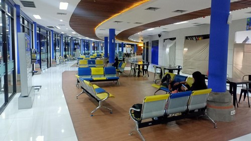 Situasi area tunggu keberangkatan angkutan kota antar provinsi (AKAP) sepi di Terminal Mengwi, Badung, Rabu (19/4/2023) malam.