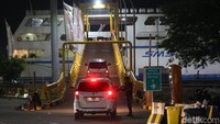 Satu per satu mobil pemudik mulai menaiki kapal feri dengan dipandu petugas. 