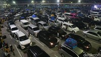 Sejak malam hingga dini hari ini, terjadi penumpukan penumpang di Pelabuhan Merak yang cukup padat.