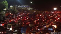 Tumpukan kendaraan terlihat di sejumlah dermaga reguler Pelabuhan Merak. Kendaraan menunggu kapal feri yang datang. 