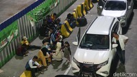 Suasana padat pemudik ini biasanya terjadi hingga pagi hari saja.