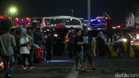 Para pemudik keluar kendaraan sambil menunggu manaiki kapal. 
