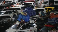 Kendaraan hanya dapat berjalan sedikit, dan setelahnya kembali berhenti menunggu antrean. Kendaraan yang mengantre didominasi mobil pribadi. 