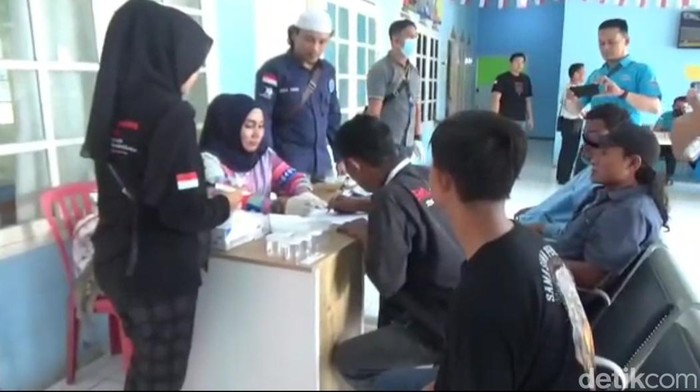 Sopir bus lintas provinsi di Jambi dites urine. (Ferdi Almunanda/detikSumut)