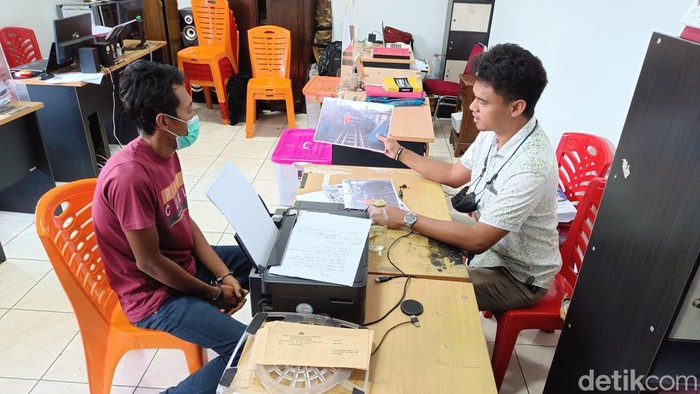 Tersangka sopir mobil diperiksa petugas kepolisian di kantor Sat Reskrim Polresta Banyumas, Kamis (20/4/2023).