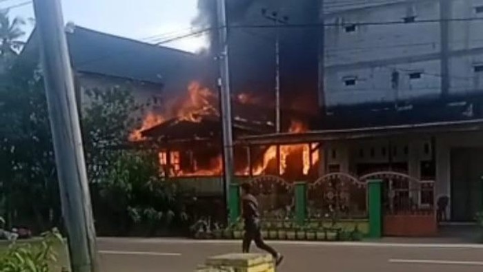 Tiga rumah di Kabupaten Soppeng, Sulawesi Selatan (Sulsel) terbakar hebat diduga akibat arus pendek listrik.