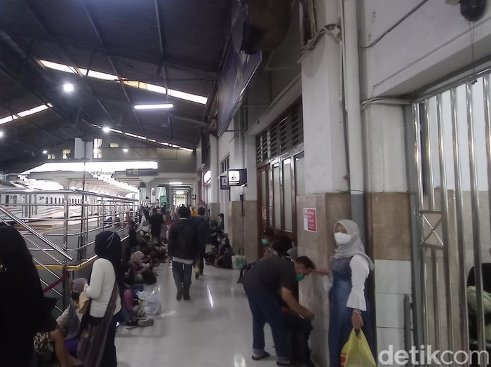 Suasana angkutan mudik Lebaran di loket barat Stasiun Bandung.
